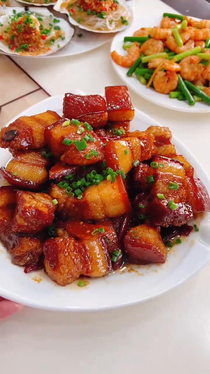 有什么好羡慕的？有的人长得漂亮却未能遇良人；有的人相貌平平却遇到了知冷知热的伴侣