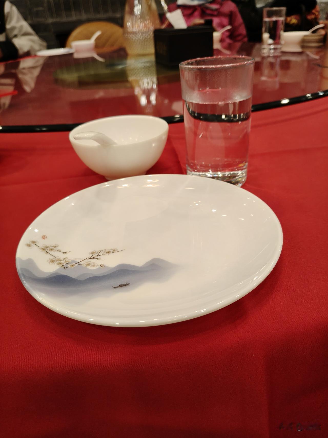 水墨丹青落瓷盘
今天与几位朋友前往郊区的全聚德就餐。
面前的瓷碟令我眼前为之一亮