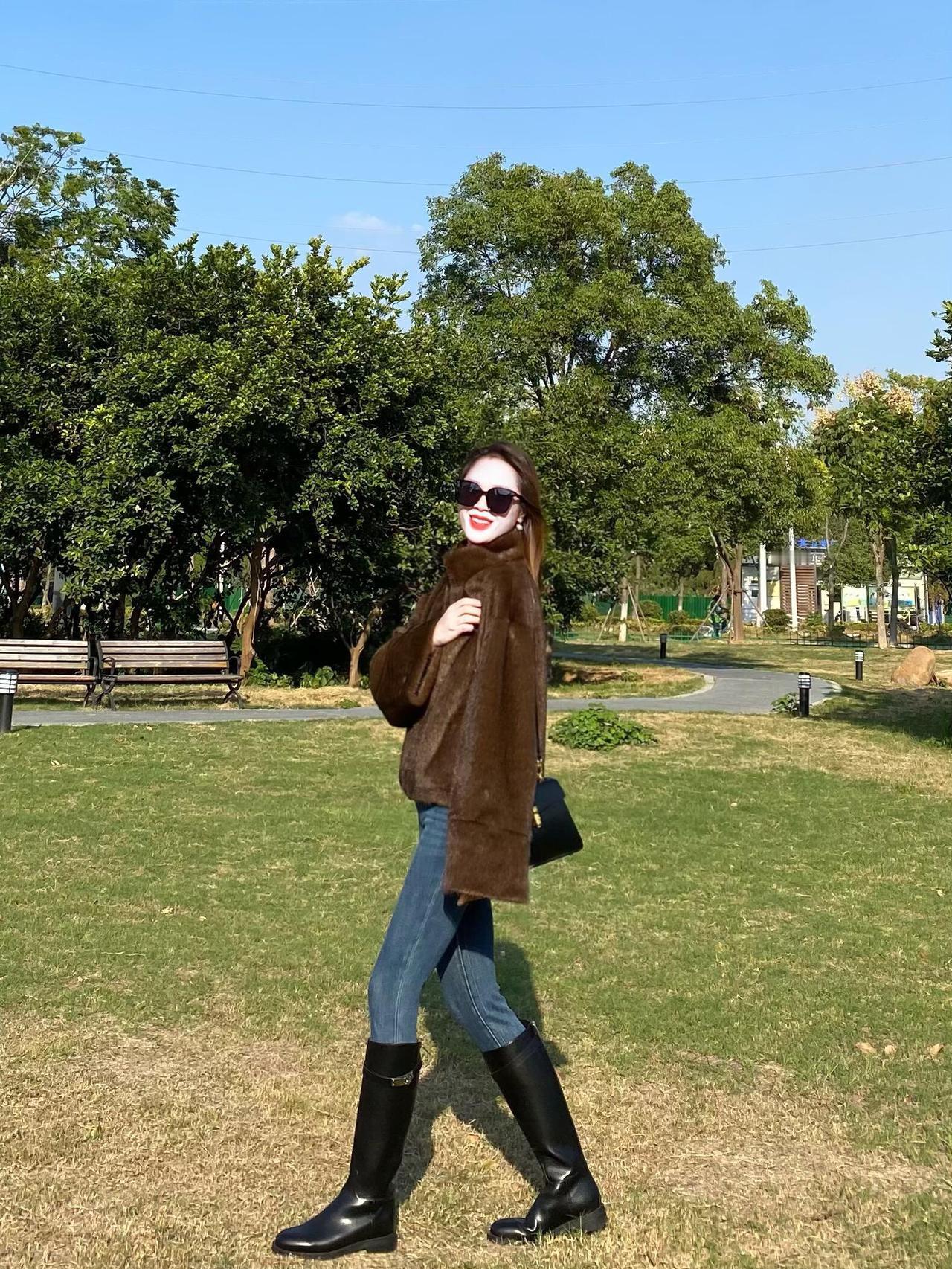 牛仔裤搭配靴子  加棕色毛绒外套   不仅保暖还时尚什么样的牛仔裤，显着身材性感