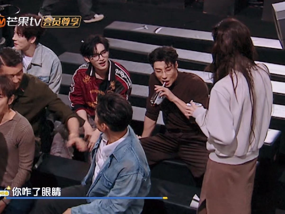 丁程鑫张艺凡在说什么悄悄话丁程鑫张艺凡时代峰峻高颜值姐弟真的请多多合作好吗！我们