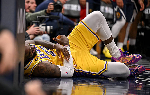 雷迪克表示，勒布朗昨天摔倒时肘部受伤，加上其他一些伤病，目前身体有些不适，但预计