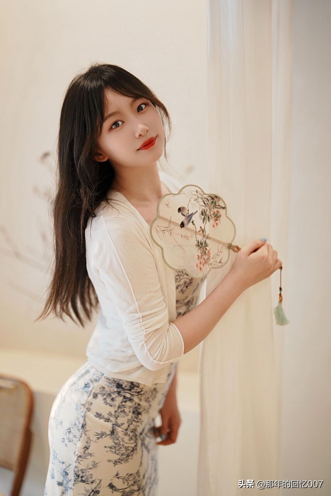 优雅少女，轻抚窗帘，静享时光