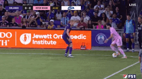 你也想做梅西身边的内马尔？[大笑]可惜梅西都不踢本场比赛，关键是你也玩过火了，这