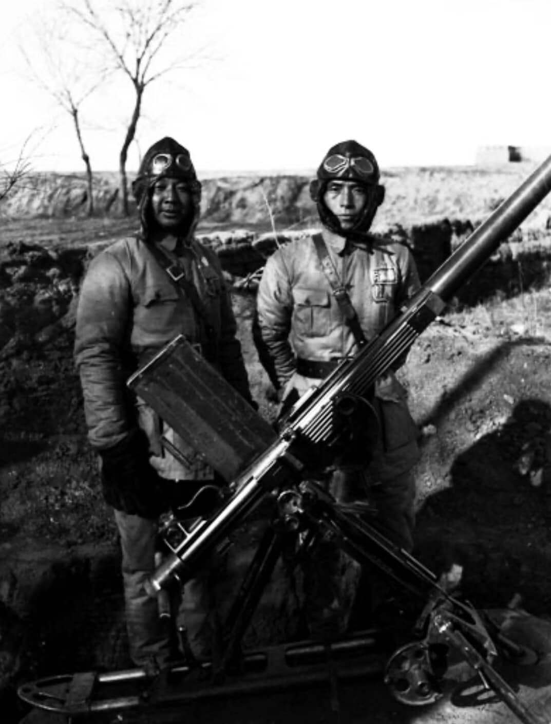 1936年，绥远省（现内蒙古自治区中西部地区）北部的中国高射炮兵班组。 