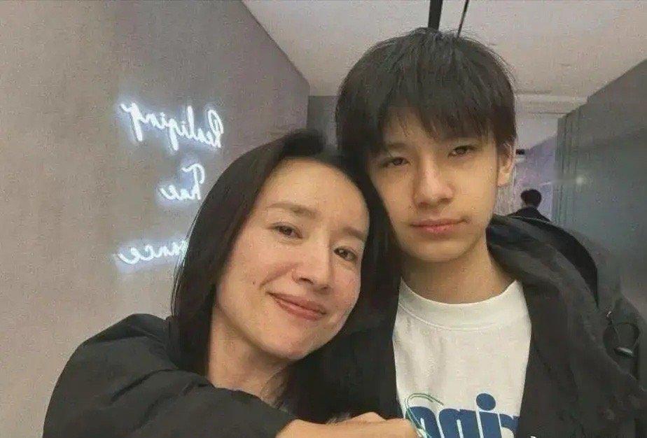 董洁潘粤明儿子基因彩票董洁晒出和儿子的庆生合照，儿子顶顶是颜值颇高的星二代，个子