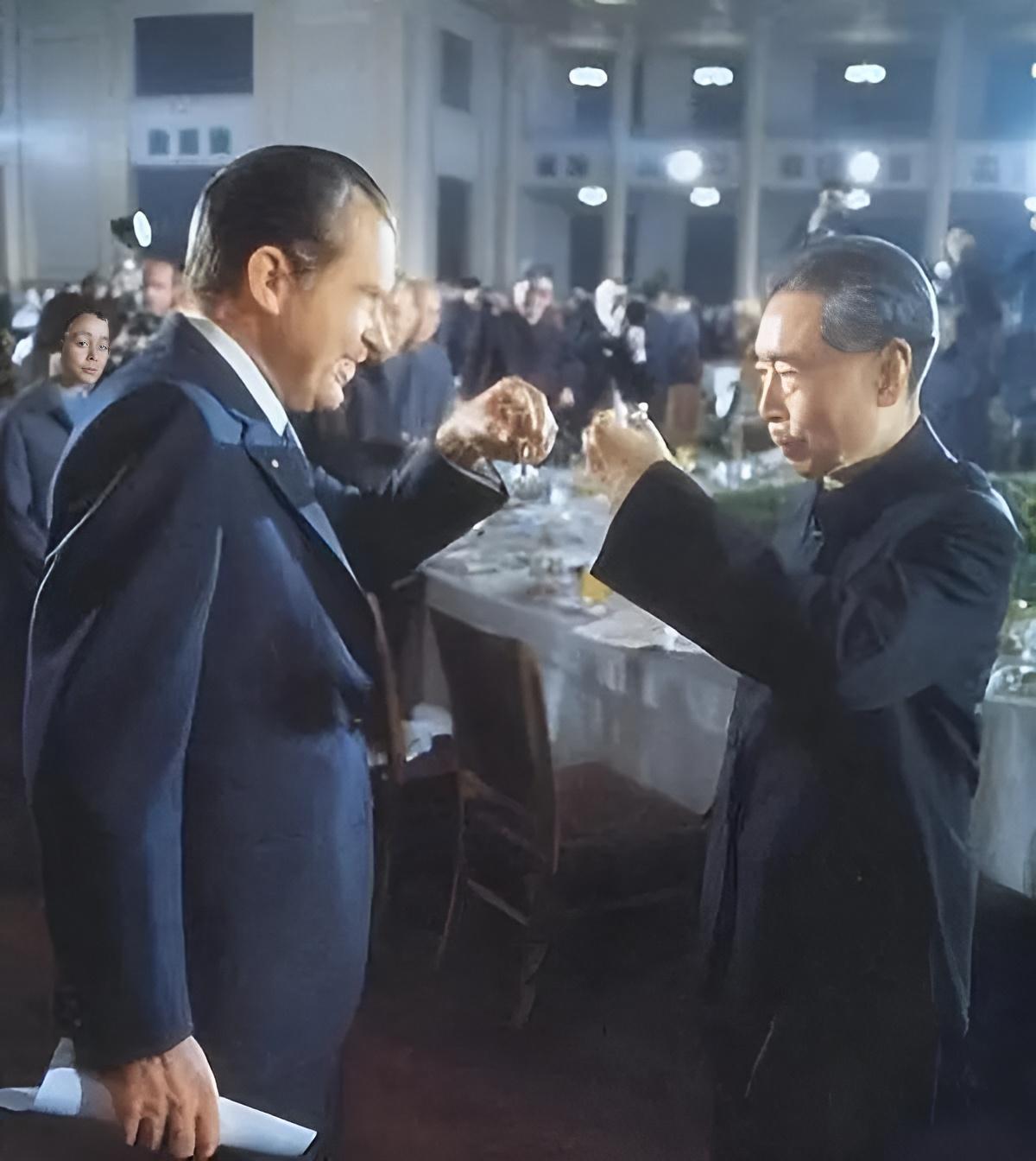 1972年尼克松访华，炫耀核武器数量：“我们美国的原子弹，足够炸毁地球十次！”周