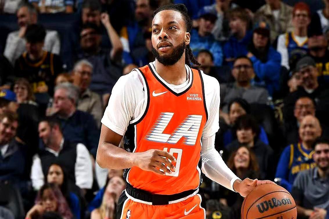 职业体育最冰冷的温差，往往在一场23分的屠杀中被无限放大。
 
伦纳德仅打23分