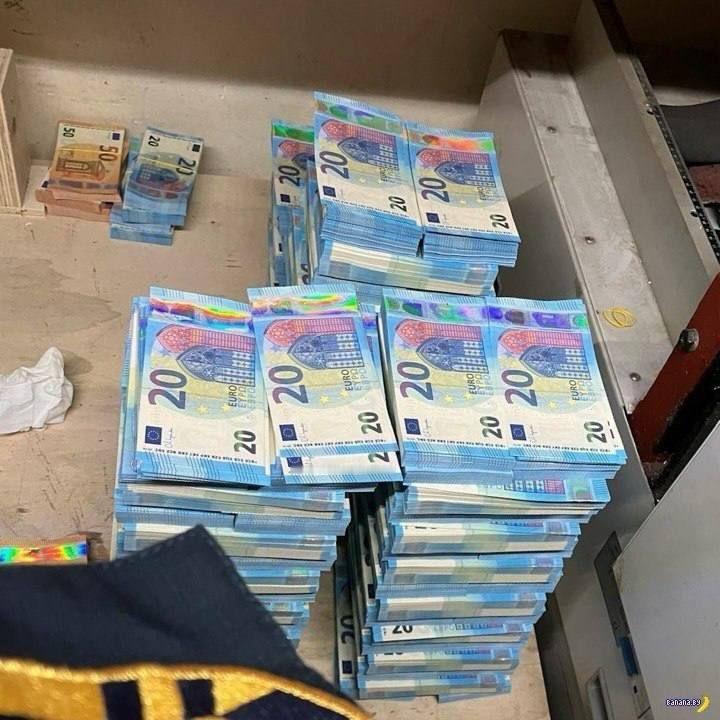 意大利那不勒斯一名男子在他的车库里建造了一个印制假钞的印钞厂，欧洲市面上四分之一