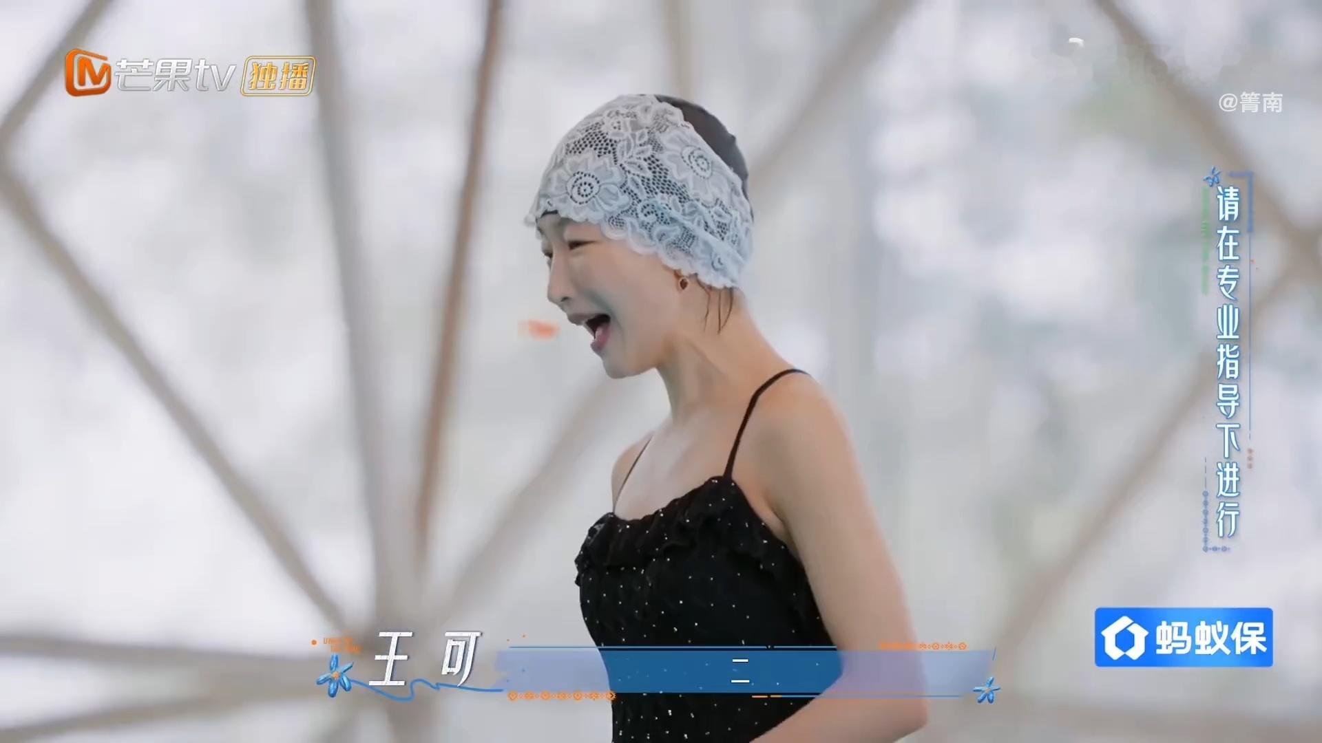 周冬雨人还没跳尖叫先到周冬雨说这都不是事花儿与少年看似是搞笑的名场面，其实也能看