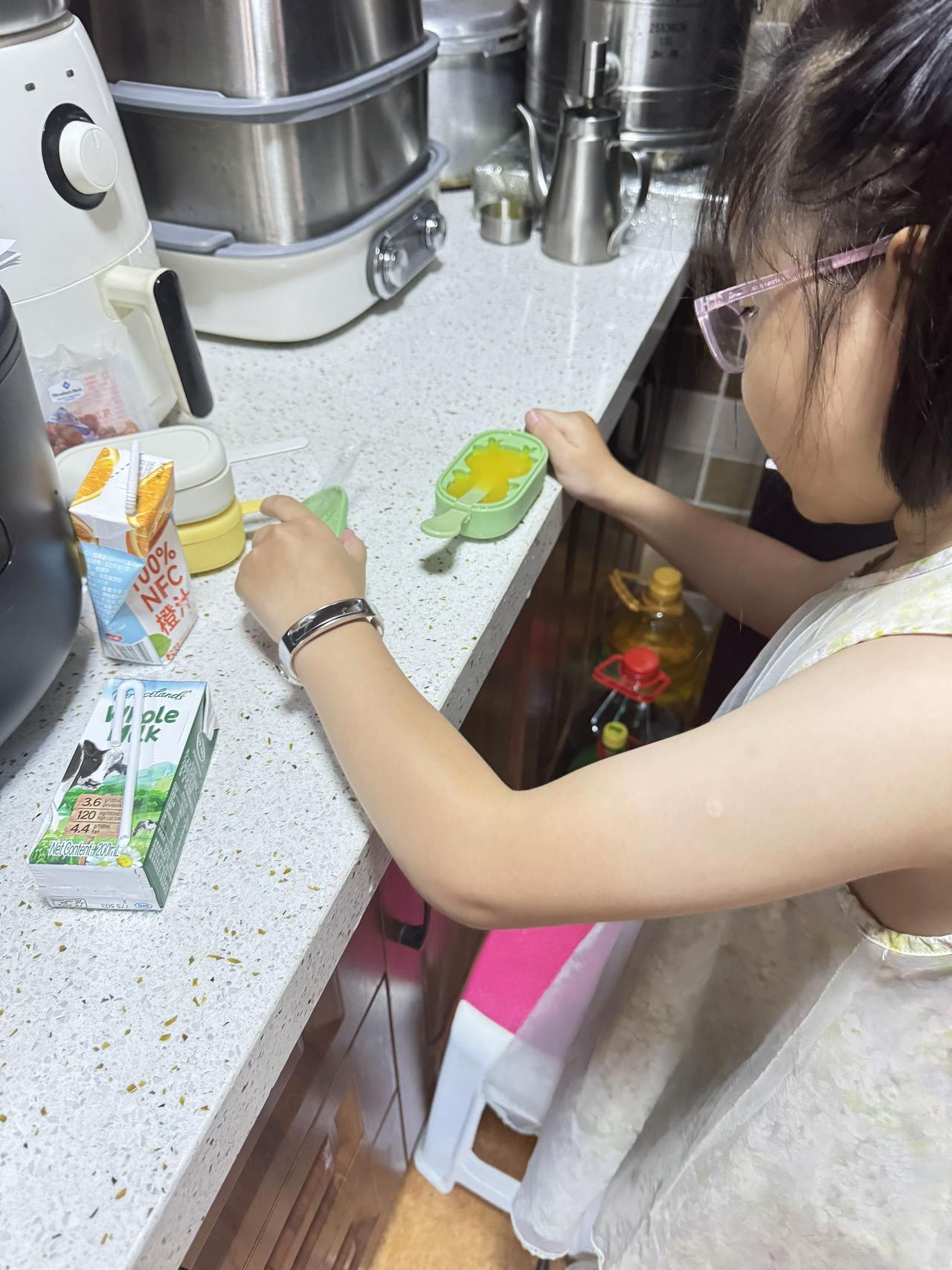 豆豆自己做的橙汁冰糕。
好有成就感哟~吃完了她说自己做的吃起来就是香~