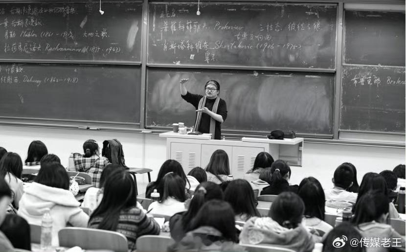 刘欢到退休时仍是副教授你的朋友点出了一个真实的荒诞感：一个拥有国民级作品、在讲台