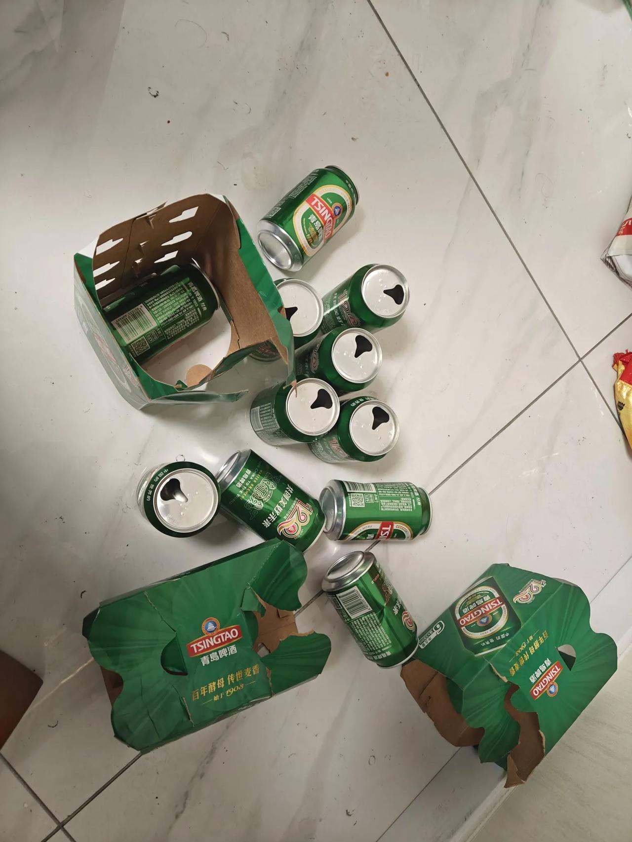 我昨天下午喝了十个图片上的这个青岛小铁罐，喝的速度就是两口一罐。旁边两兄弟说，大