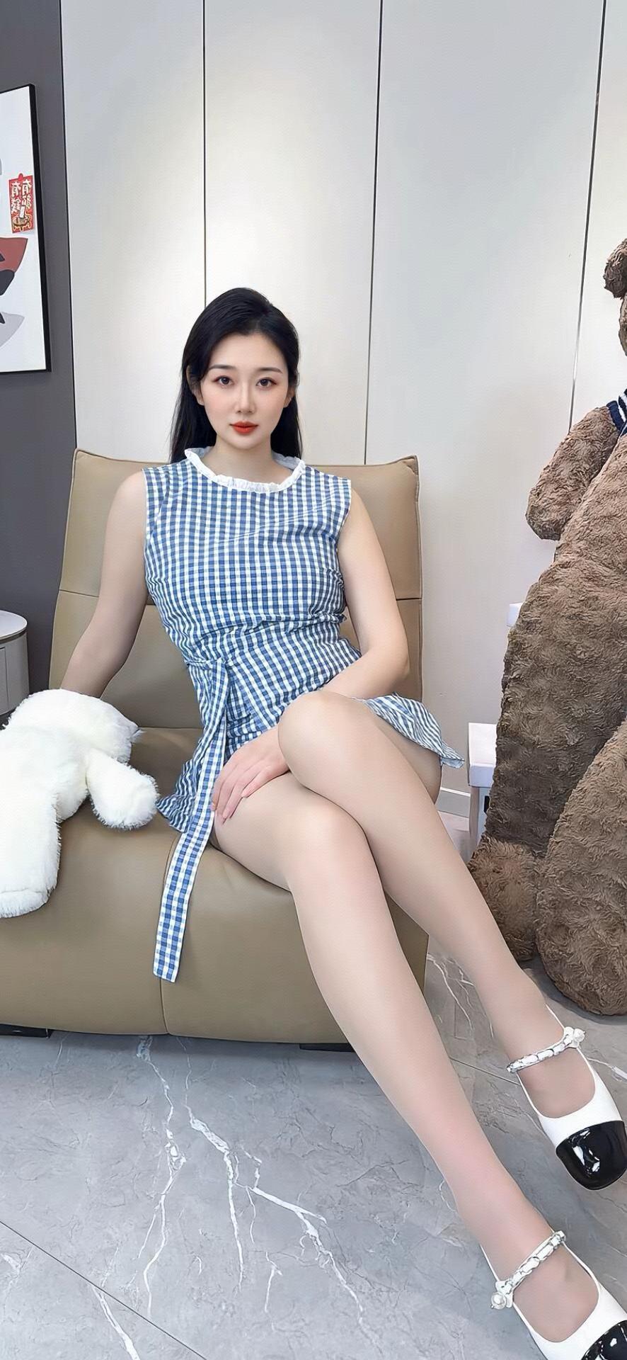 红袖添香夜，轻纱掩月明。