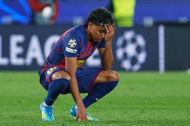 巴塞隆拿今晨于欧联8强首回合迎战马德里体育会，44分钟起少踢一人下，最终以0：2