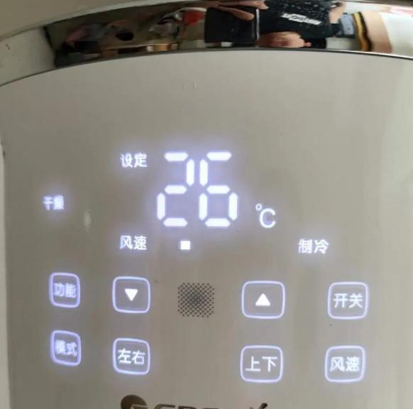 上个月，我邻居王叔跑来问我：“我家空调真是见鬼了！开26℃就一股酸臭味，调到25