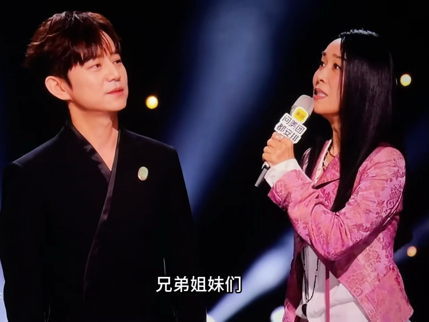 那英：兄弟姐妹们你们就自求多福吧！何炅盯着那姐的嘴内心在想：别乱说！ 