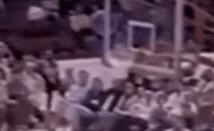 NBA小知识科普，谁是第一位扣碎篮板的NBA球员呢？答案就是：“巧克力炸弹”达里