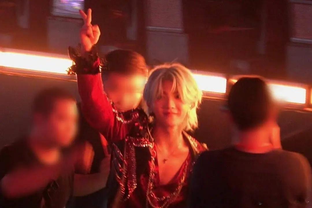 老铲又在比划他那个小短手了 