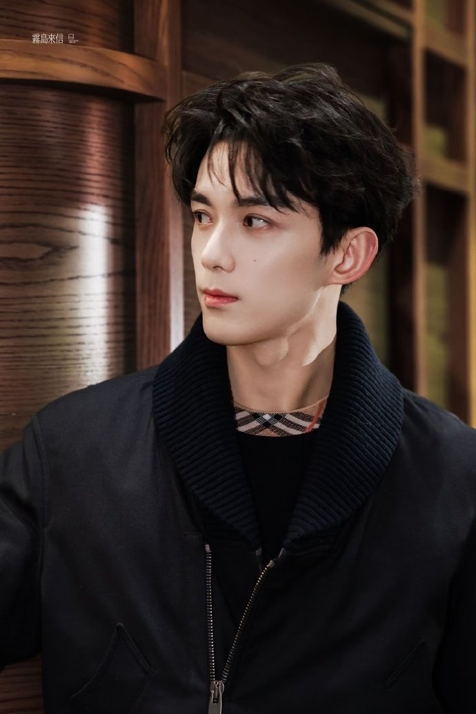 吴磊新片演科研工作者黑板前演算公式的吴磊，沉稳又坚定，这才是科研人该有的样子 吴