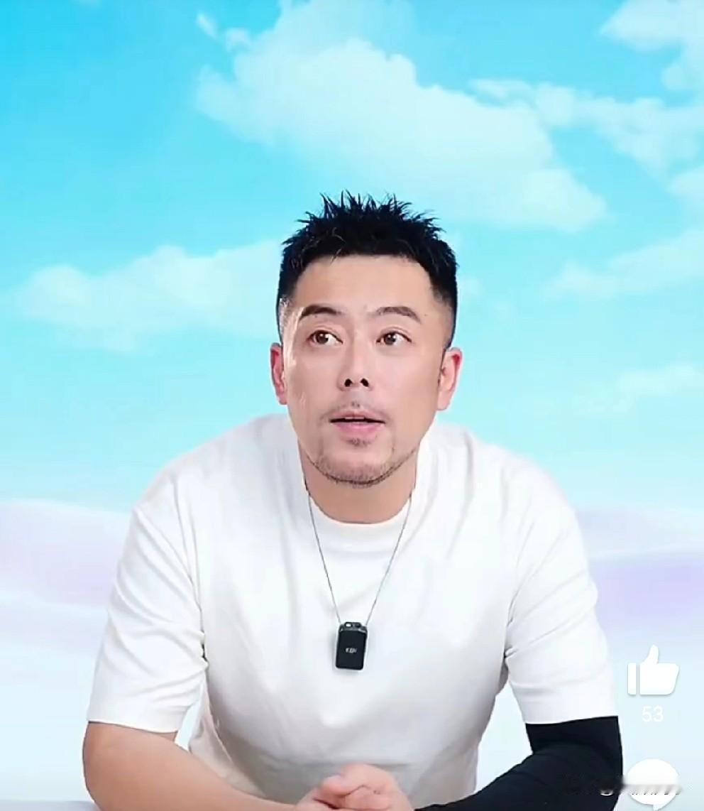 小杨哥三个爱徒开播，嘴哥、乔妹、老K三人同时复播在卖垃圾袋，许久未播，嘴哥略显生