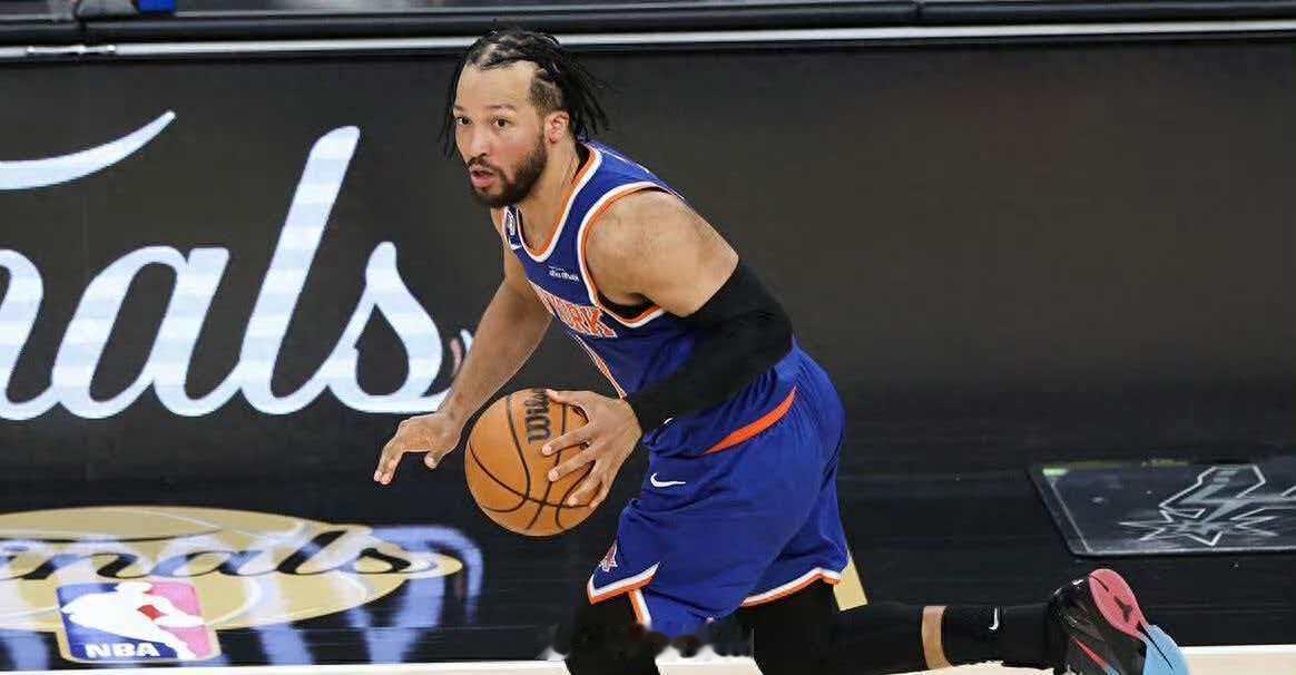 韦伯谈布伦森中投威力 北京时间6月7日，前NBA球员克里斯-韦伯在播客节目中谈到