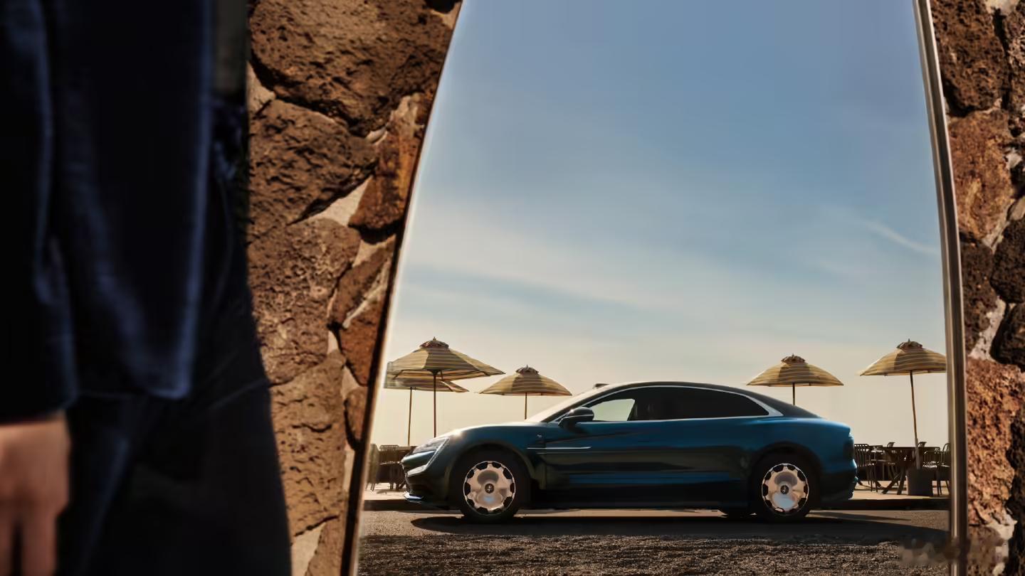 仰望 U7 全新车色“星河蓝”将于 11 月 21 日亮相广州车展。