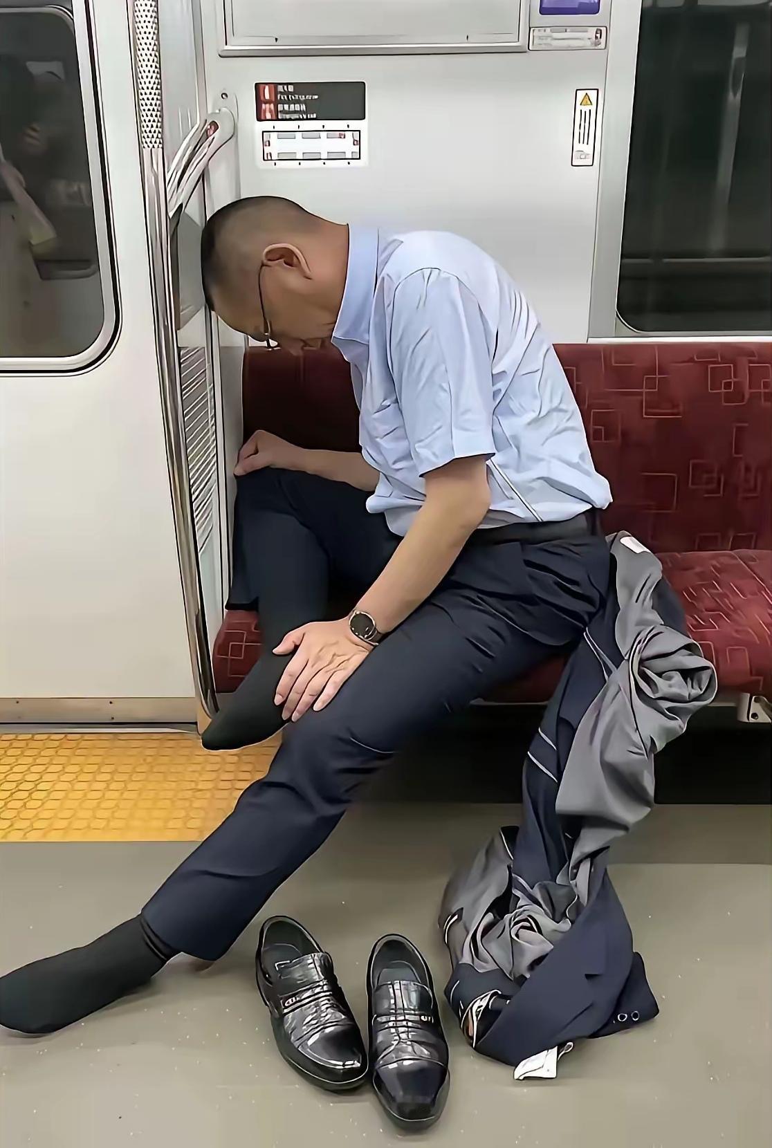 看着装，应该是职业装。在地铁里，看起来压力很大、很疲惫的样子，似乎是喝的有点多，
