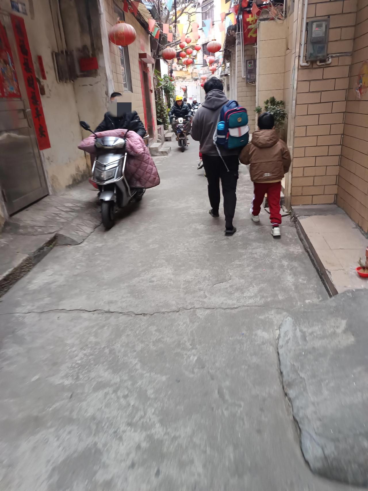 为什么总有人说上班辛苦，
却依然有人怎么早上学？



你敢相信？竟然有人这么早