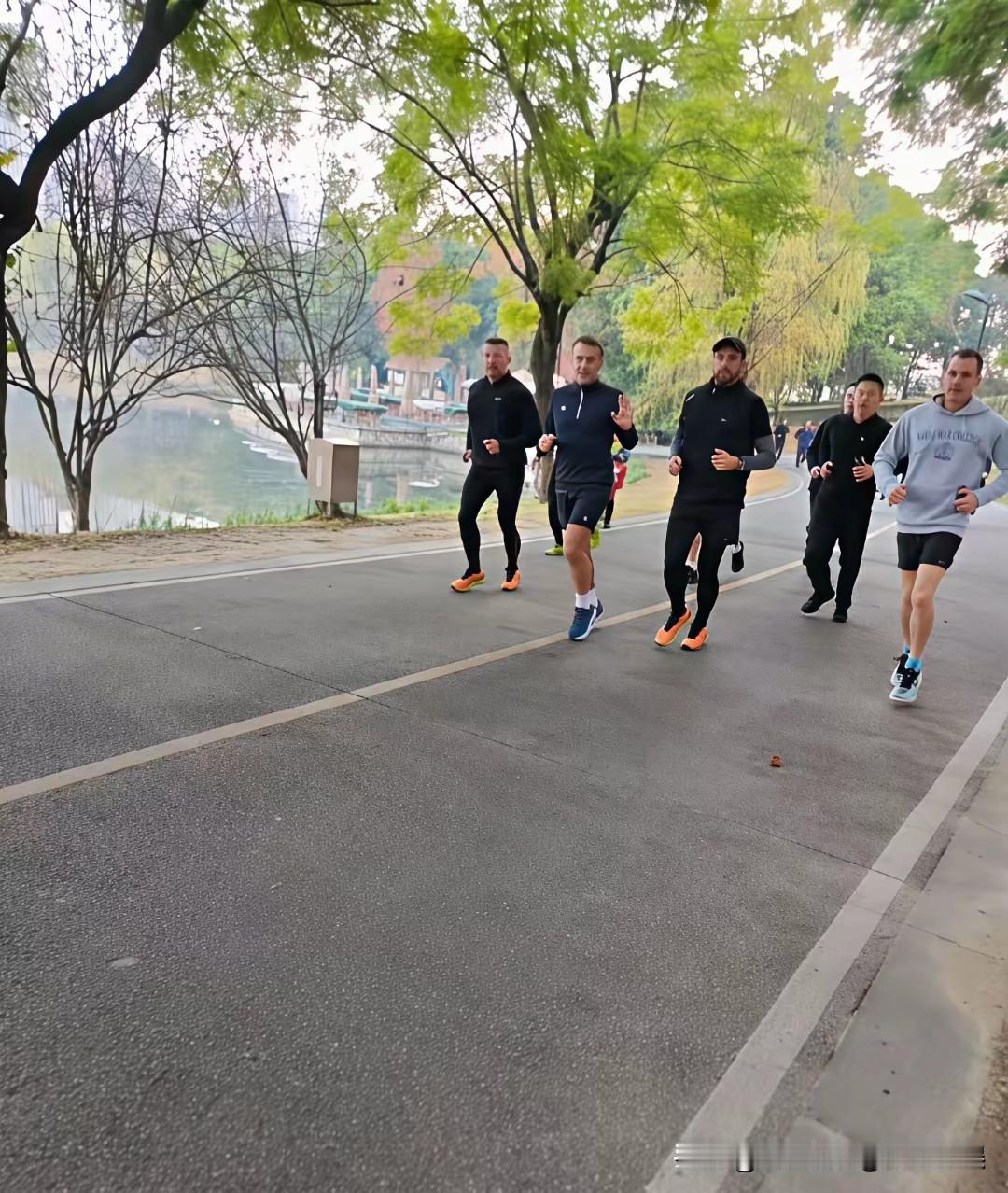 12月5日，一大清早，法国总统马克龙就在成都锦城湖公园内晨跑。
虽然大批保镖陪着
