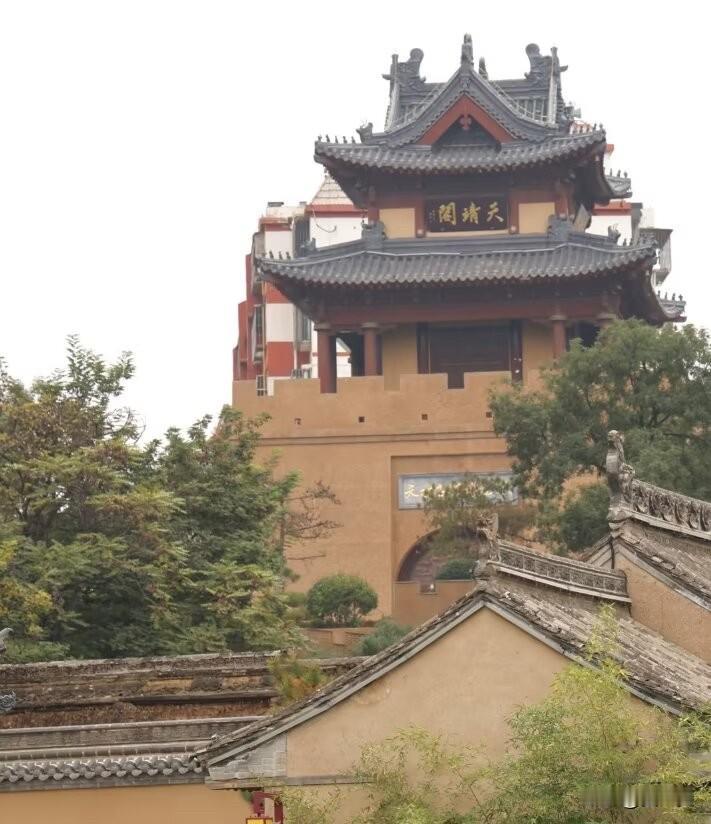 青石板路蜿蜒，
明清院落错落。
在两千年光阴沉淀的巷陌里，与漫长岁月温柔相逢。
