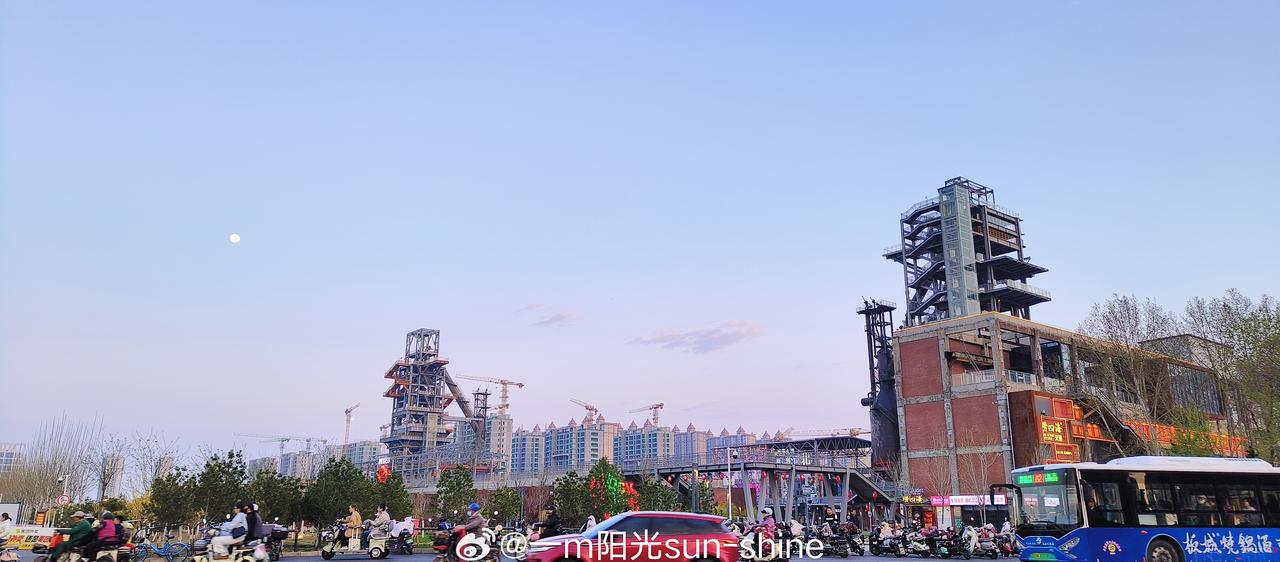 石家庄[超话]把钢铁时代的记忆，揉进傍晚的风里。一半是工业的硬核，一半是城市的温