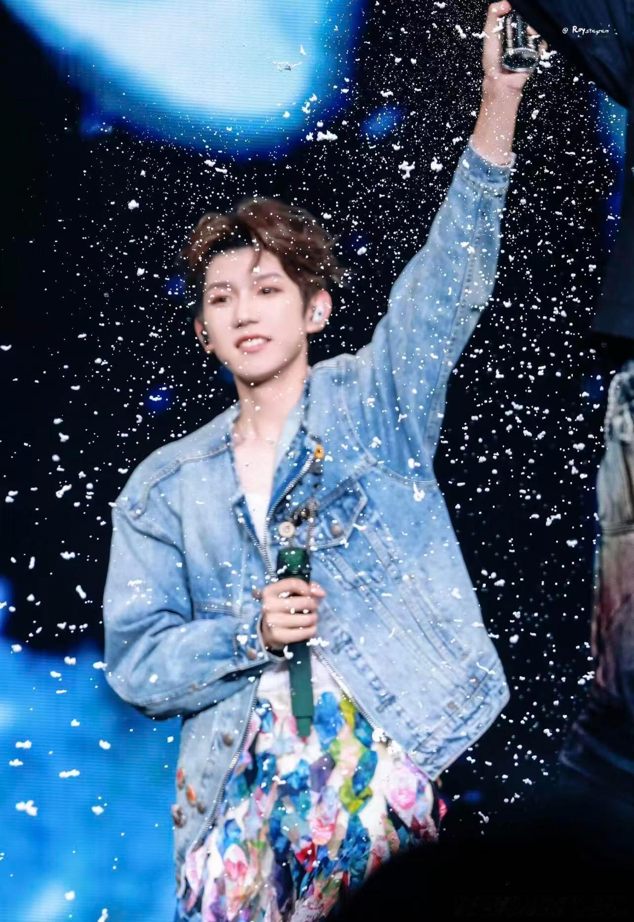王源新歌蚱蜢跃入星空 蚱蜢是低微、不起眼的小虫，隐喻了角色阿志—被复制、重复活着