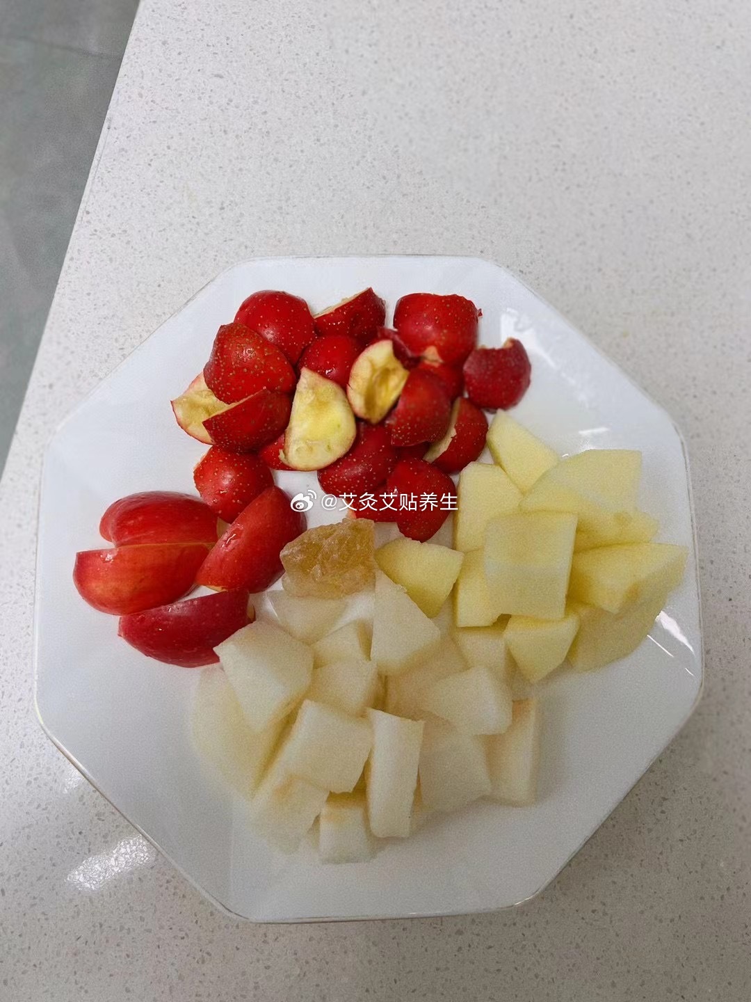 苹果山楂冰糖水：《本草纲目》有“化饮食，消肉积”的记载。味酸甘，可以消食化积，通