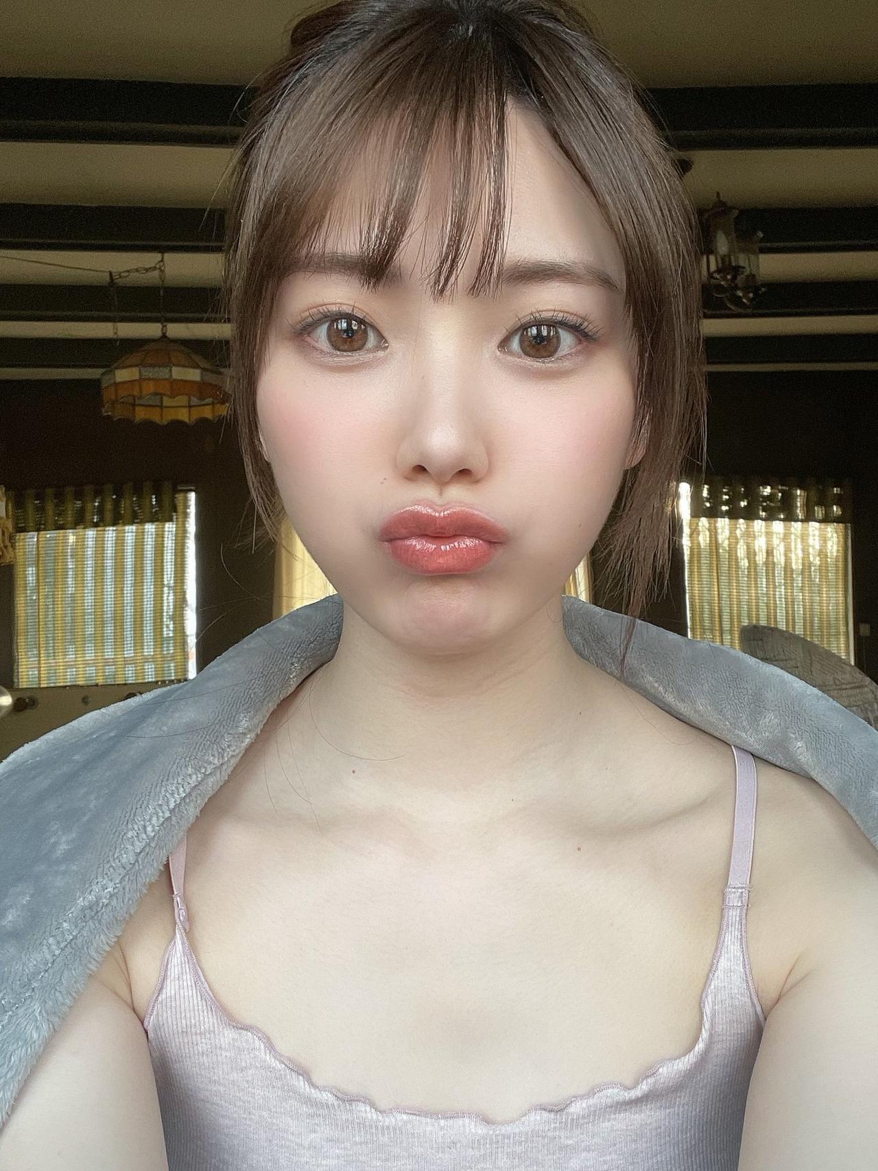 我还挺偏爱耐看型美女的，就像动漫里结成的妹妹石川澪。她不是那种一眼惊艳的类型，但