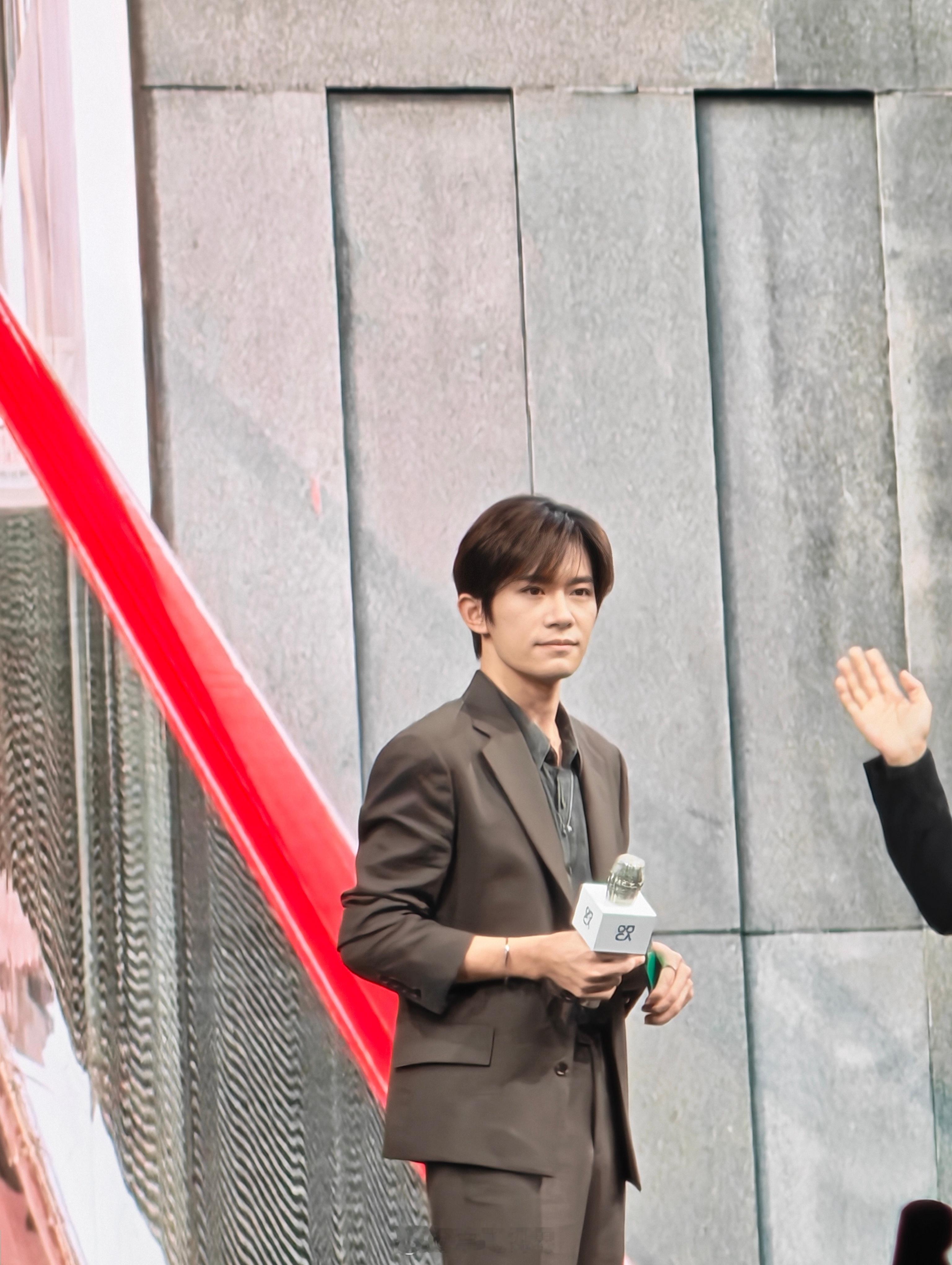 易烊千玺来易烊千玺亮相nova发布会现场了，现在可是金鸡奖影帝了