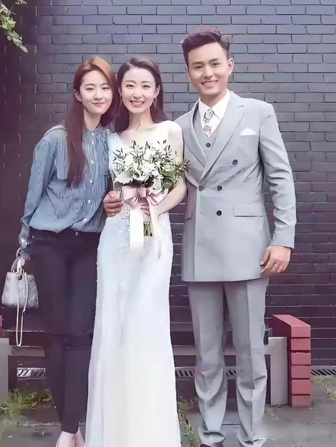 新娘子居然比刘亦菲还漂亮。 
