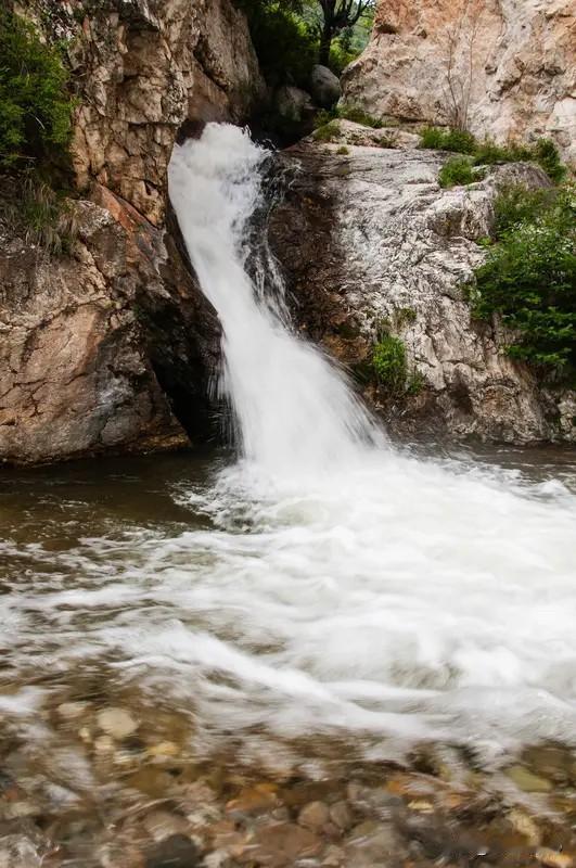 水流高山下、
自然产生美、
水落不知初、
归途腾飞雾、
自然生气浓、
流动赋新韵