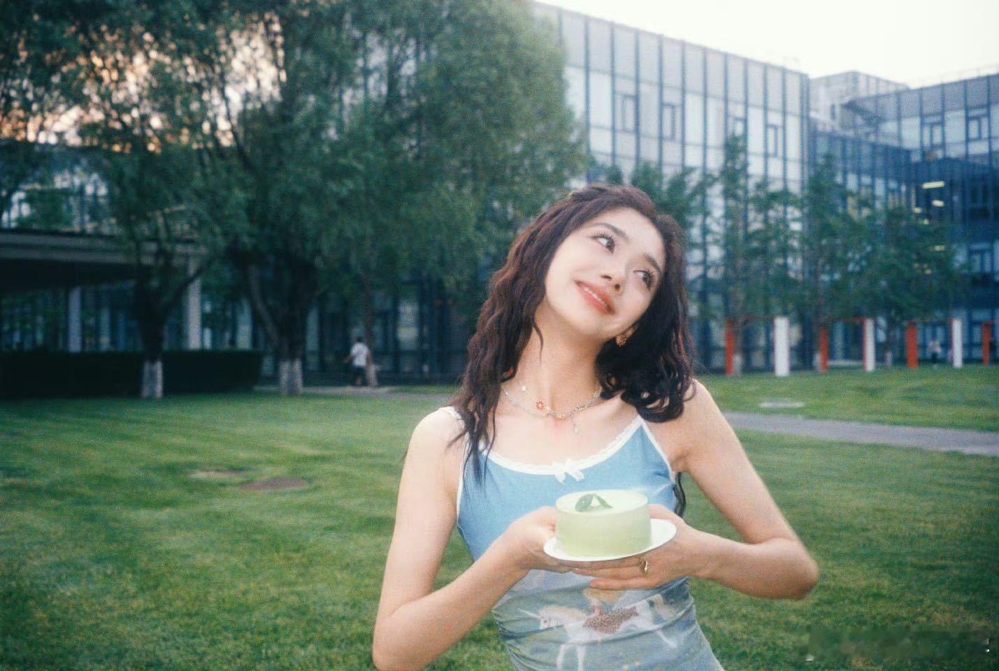 咸鱼王廖停雁是王影璐的王 王影璐戴咸鱼王冠的样子挺有意思，一脸正经的表情，不看声