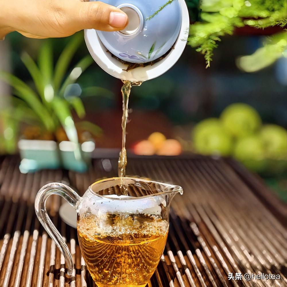 《独味·青玉案》
青瓷浮沉叶似烟，茶烟绕，光阴延。浓淡轮回意自玄。喧哗过耳，静中