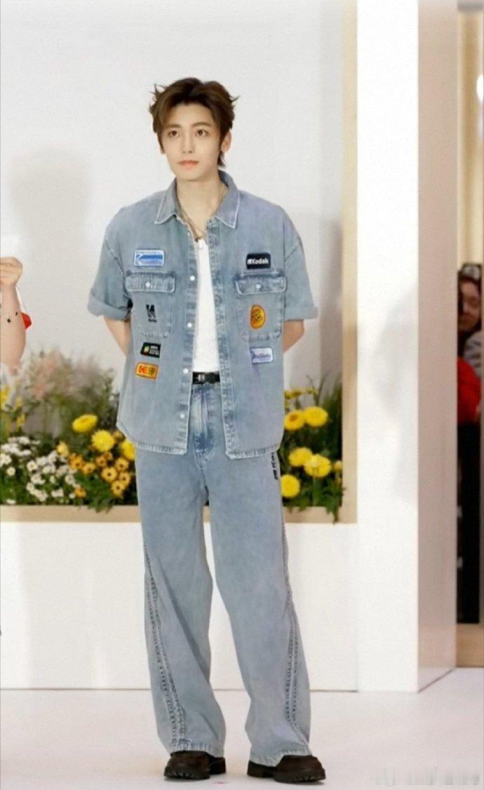 侯明昊线下造型好清爽侯明昊一眼就心动的夏日穿搭，干净又利落，少年感扑面而来，整个