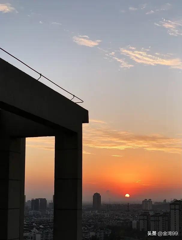 早起，真好[大笑]
今天早上6：20，我就出门了。出门后见到的第一个人就是小区里