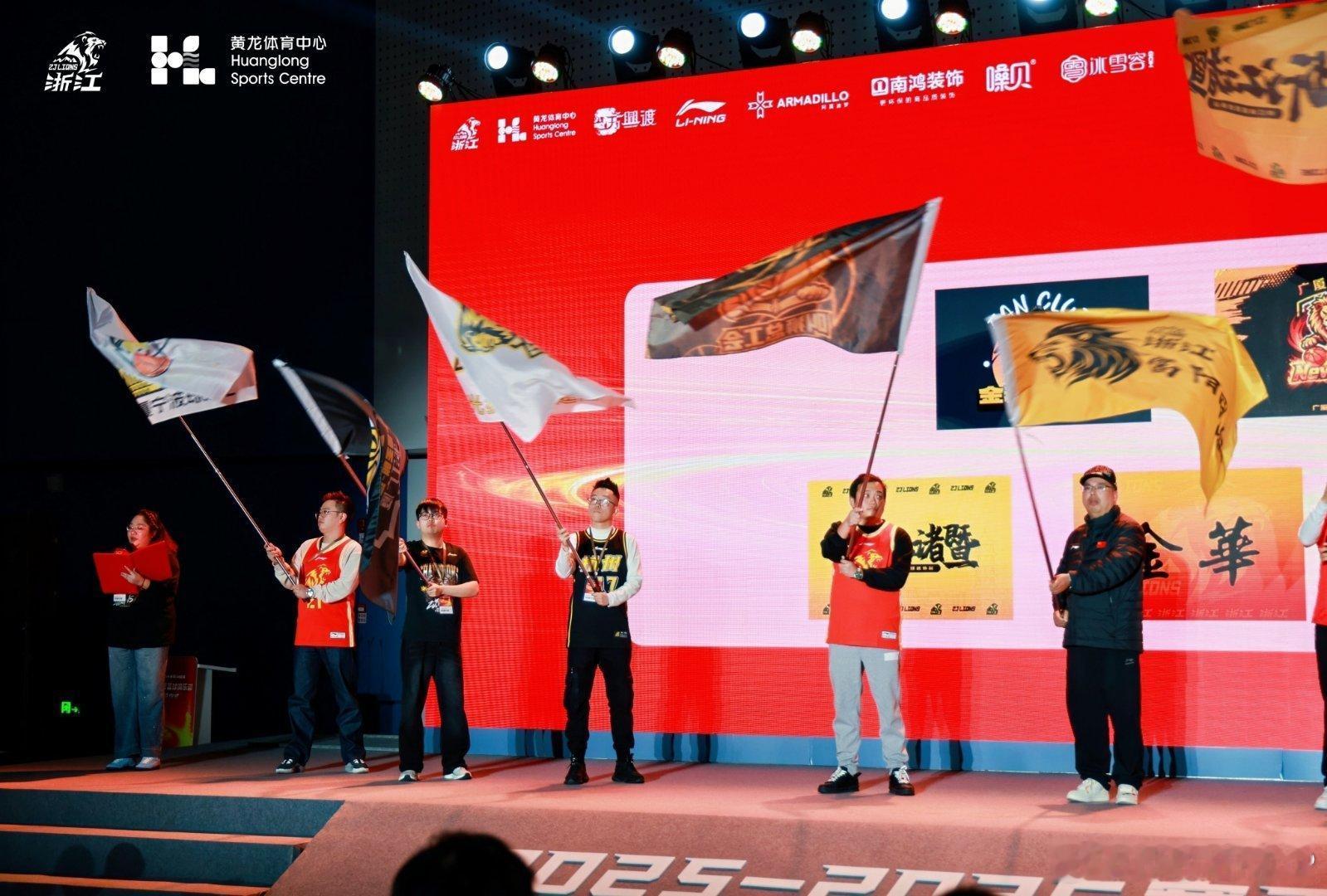 多达13个球迷组织联袂助阵浙江广厦，这无疑是广厦男篮新赛季出征仪式 最让我惊喜的