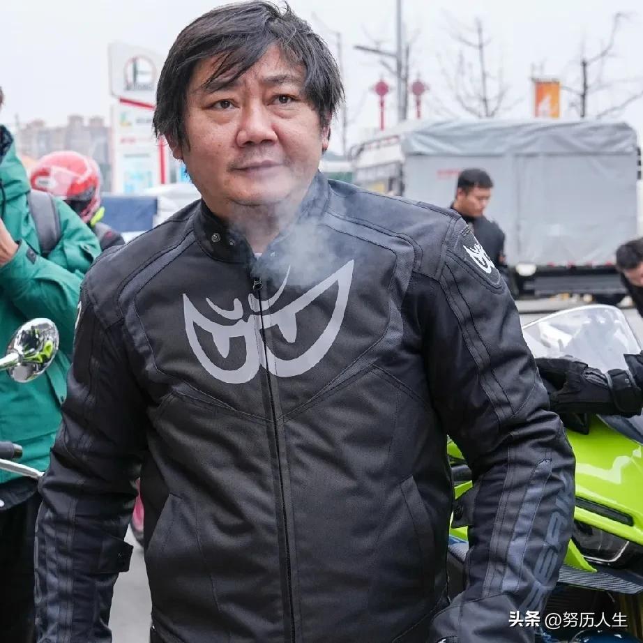 张雪走到今天，
最该感谢的不是他的父母，
也不是什么资本大佬，而是当年跟他一起吃