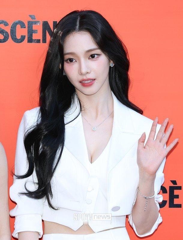 今天出席线下活动的aespa新闻图颜值状态，美成这样求明天就回归