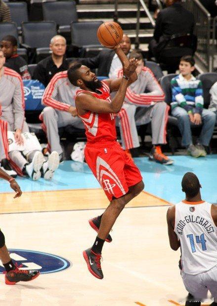 【哈登29分火箭靠替补发威 客场逆转山猫结束七连败】北京时间1月22日，NBA一