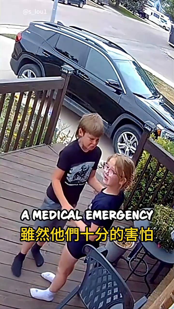 这两个小孩在放学回家后发现他们的妈妈竟因为药物过敏昏倒了。虽然他们十分的害怕，但