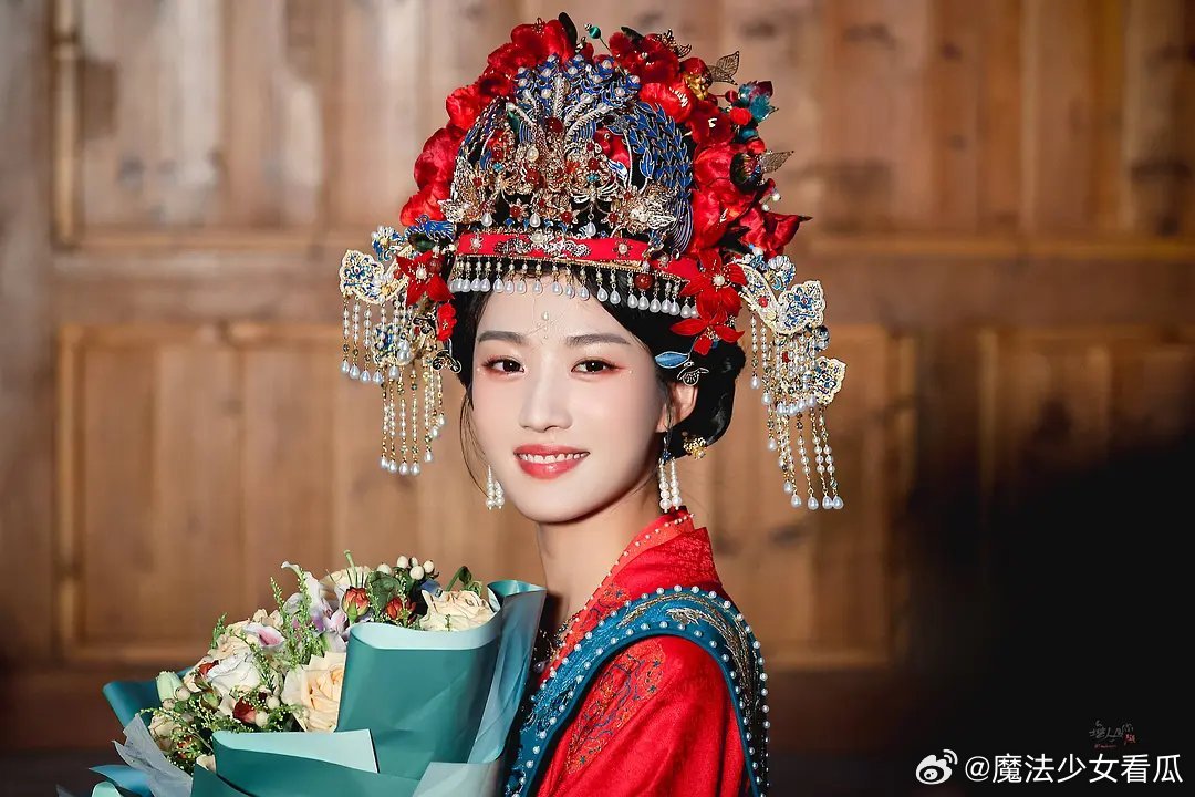 卢昱晓这个大婚的婚服看起来非常的华丽，趁着人也特别娇俏 ​​​