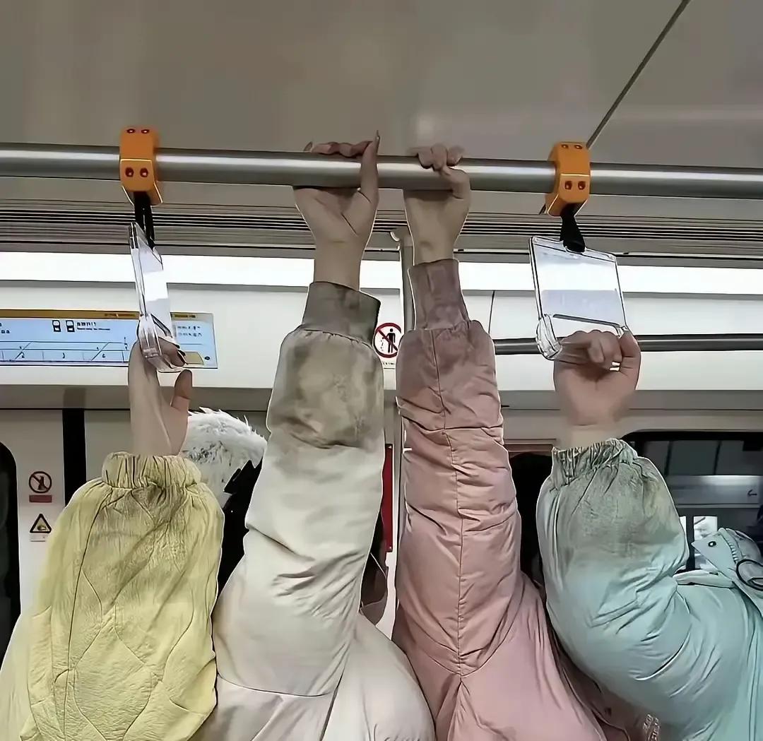 浅色羽绒服穿三次就脏成地图，我去年那件米白款袖口直接变黑胶带。
博主视频里那件领