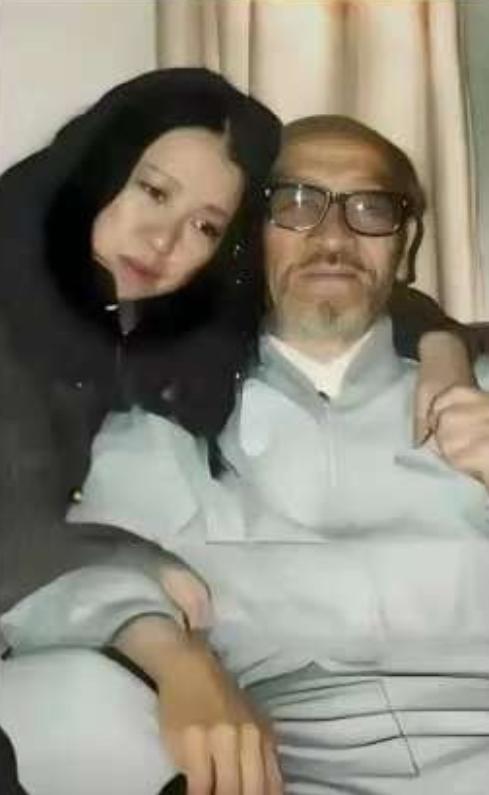 1990年，46岁的三毛跑到新疆，和76岁的王洛宾同居，王洛宾拒绝和她同房，三毛