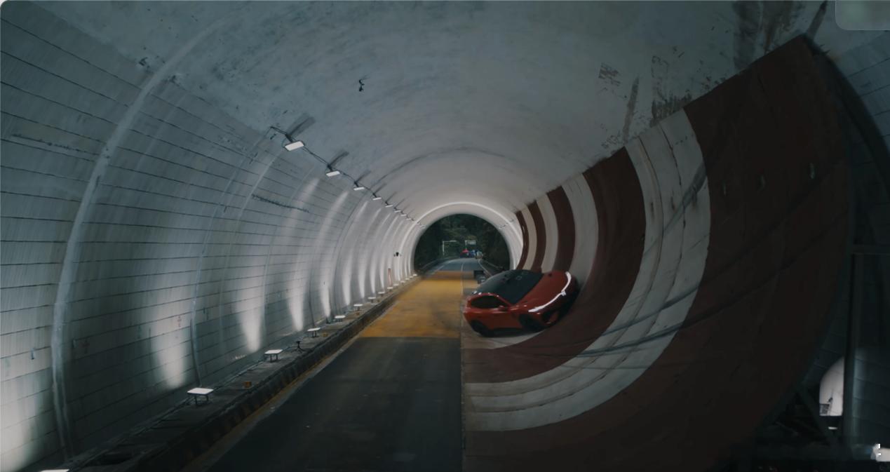 岚图追光S通过全球首个量产车360°隧道大回环挑战什么是360°隧道大回环？在真
